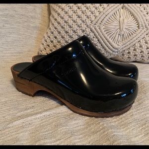 Sanita patent leather clogs